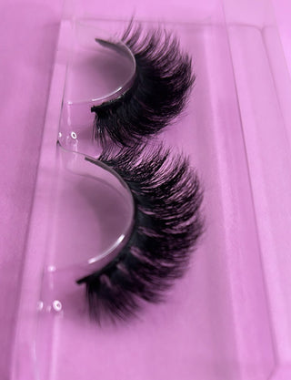 Showing the Bratz Lashes Style in a pink background.