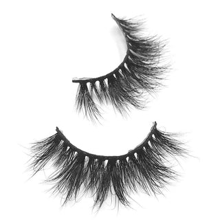 Showing the Savage lashes style in a white background